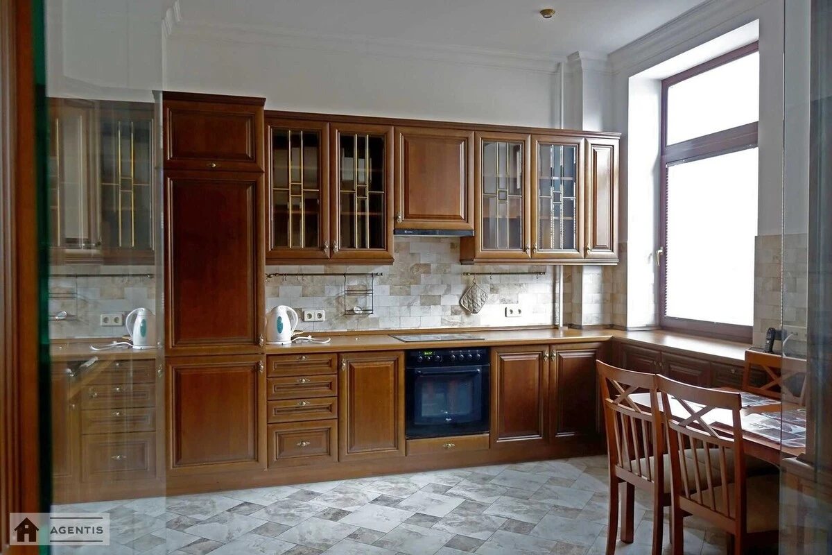 Apartment for rent. 3 rooms, 130 m², 4th floor/8 floors. 6, Pyrogova 6, Kyiv. 