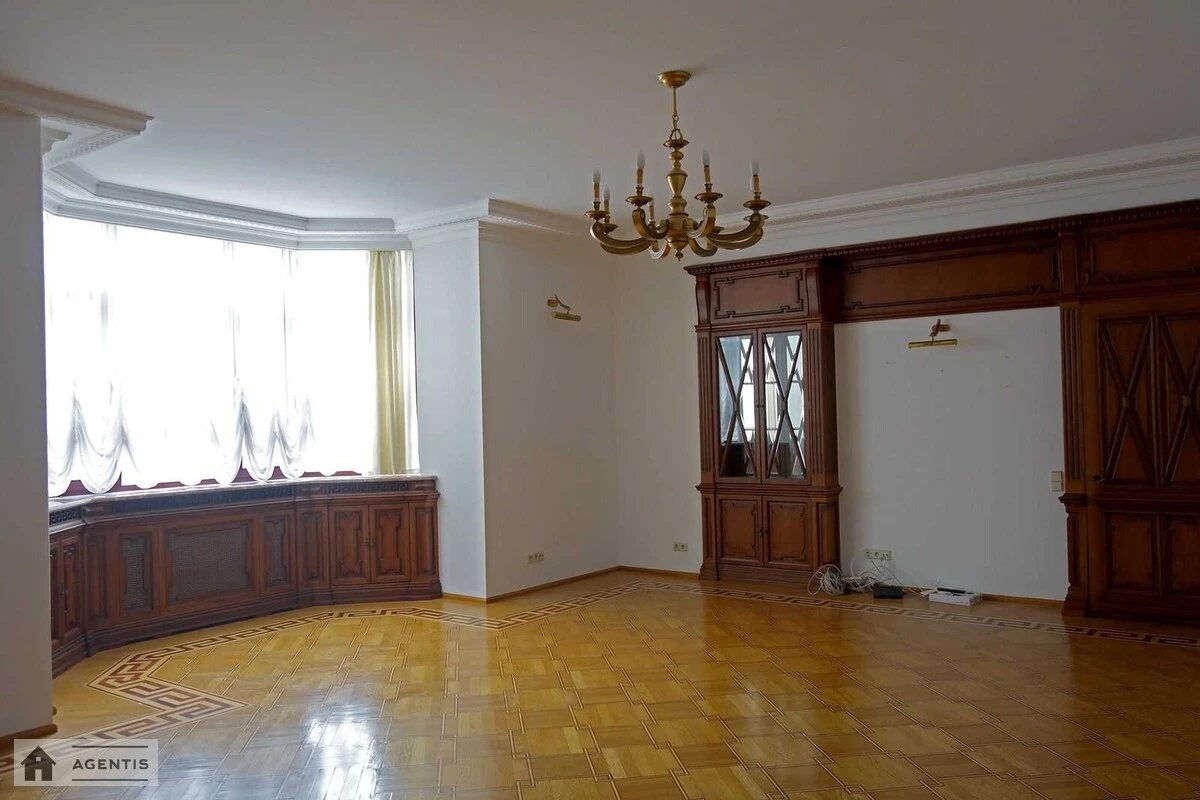 Apartment for rent. 3 rooms, 130 m², 4th floor/8 floors. 6, Pyrogova 6, Kyiv. 