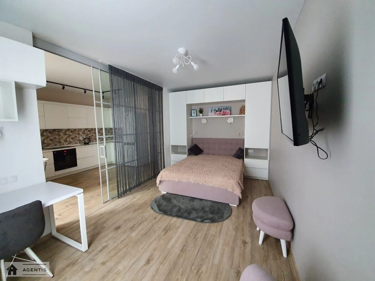 Apartment for rent. 1 room, 42 m², 5th floor/10 floors. 1, Sadova vul., Novoselky. 
