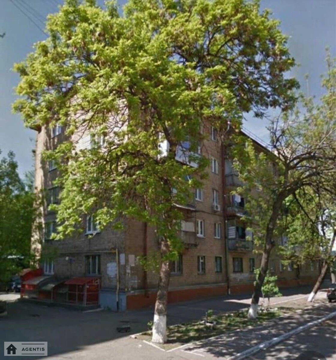 Сдам квартиру. 4 rooms, 45 m², 2nd floor/5 floors. 31, Оболонская 31, Киев. 