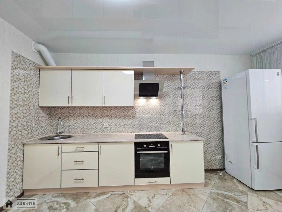 Apartment for rent. 1 room, 50 m², 2nd floor/12 floors. Dragomanova, Kyiv. 