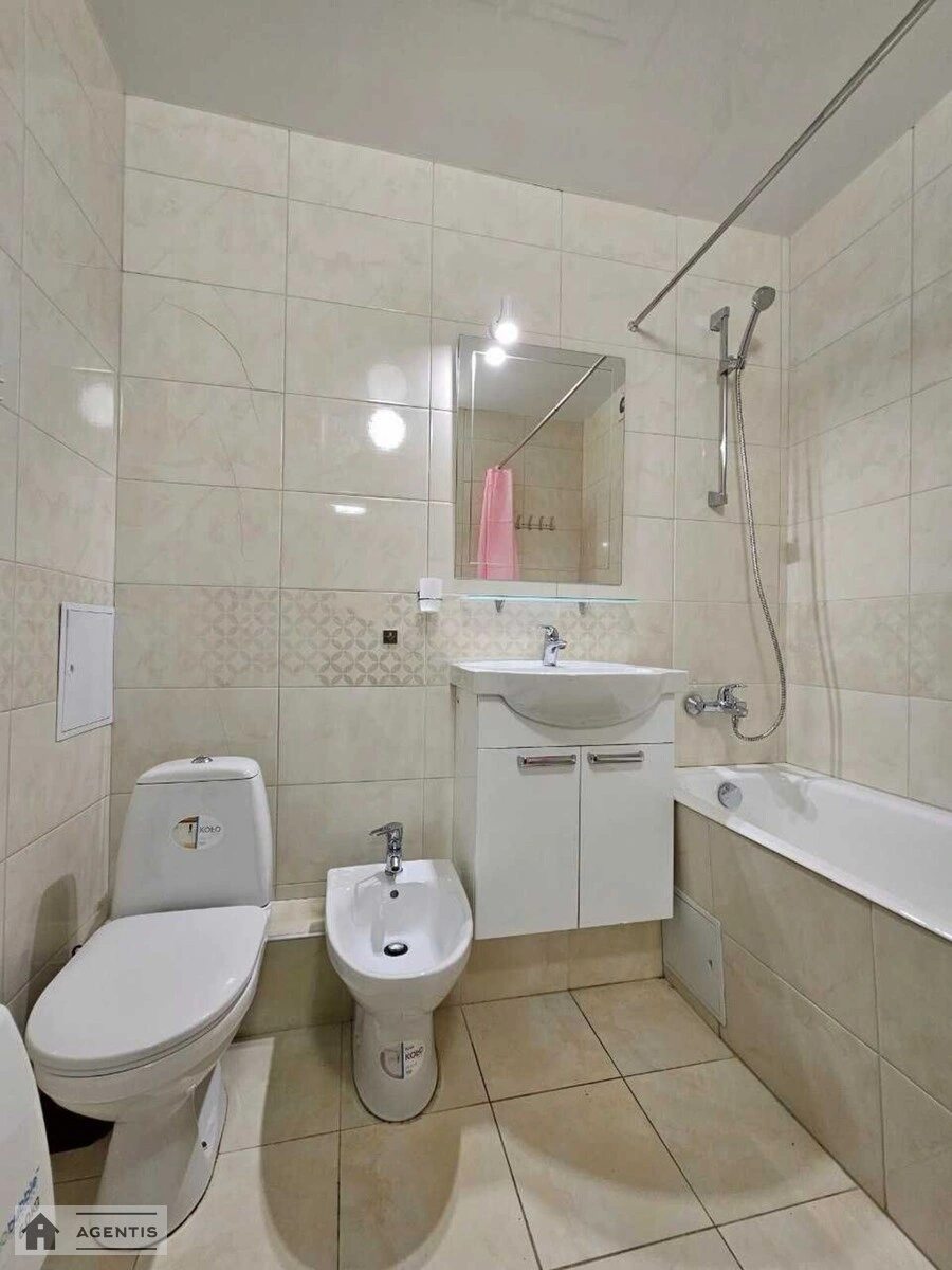 Apartment for rent. 1 room, 50 m², 2nd floor/12 floors. Dragomanova, Kyiv. 