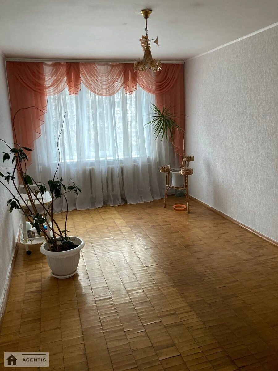 Apartment for rent. 3 rooms, 70 m², 3rd floor/16 floors. Mytropolyta Vasylya Lypkivskoho vul. Urytskoho, Kyiv. 