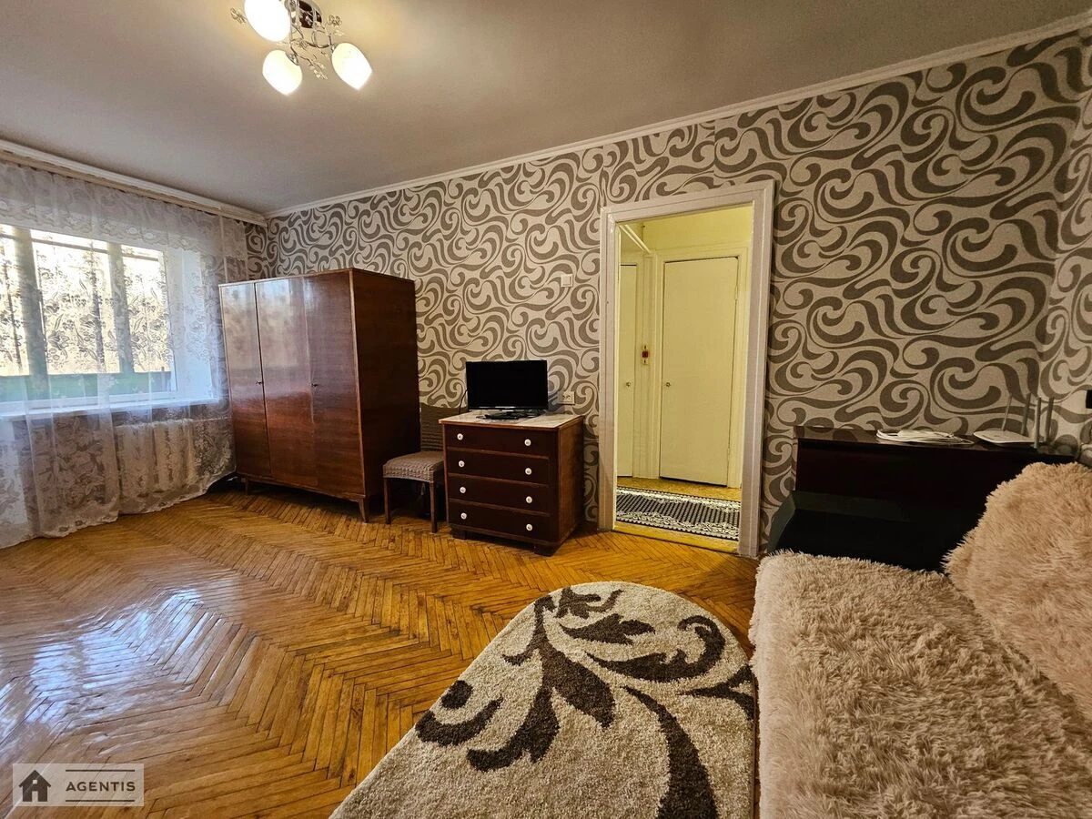 Сдам квартиру. 1 room, 35 m², 4th floor/5 floors. 6, Миколи Міхновського бульв. (Дружби Народів), Киев. 