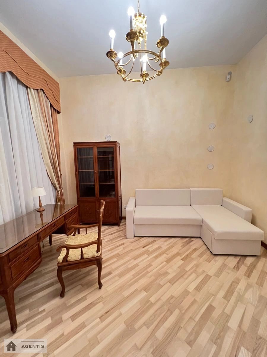 Сдам квартиру 4 комнаты, 196 m², 3 эт./5 этажей. 42, Богдана Хмельницького вул., Киев. 