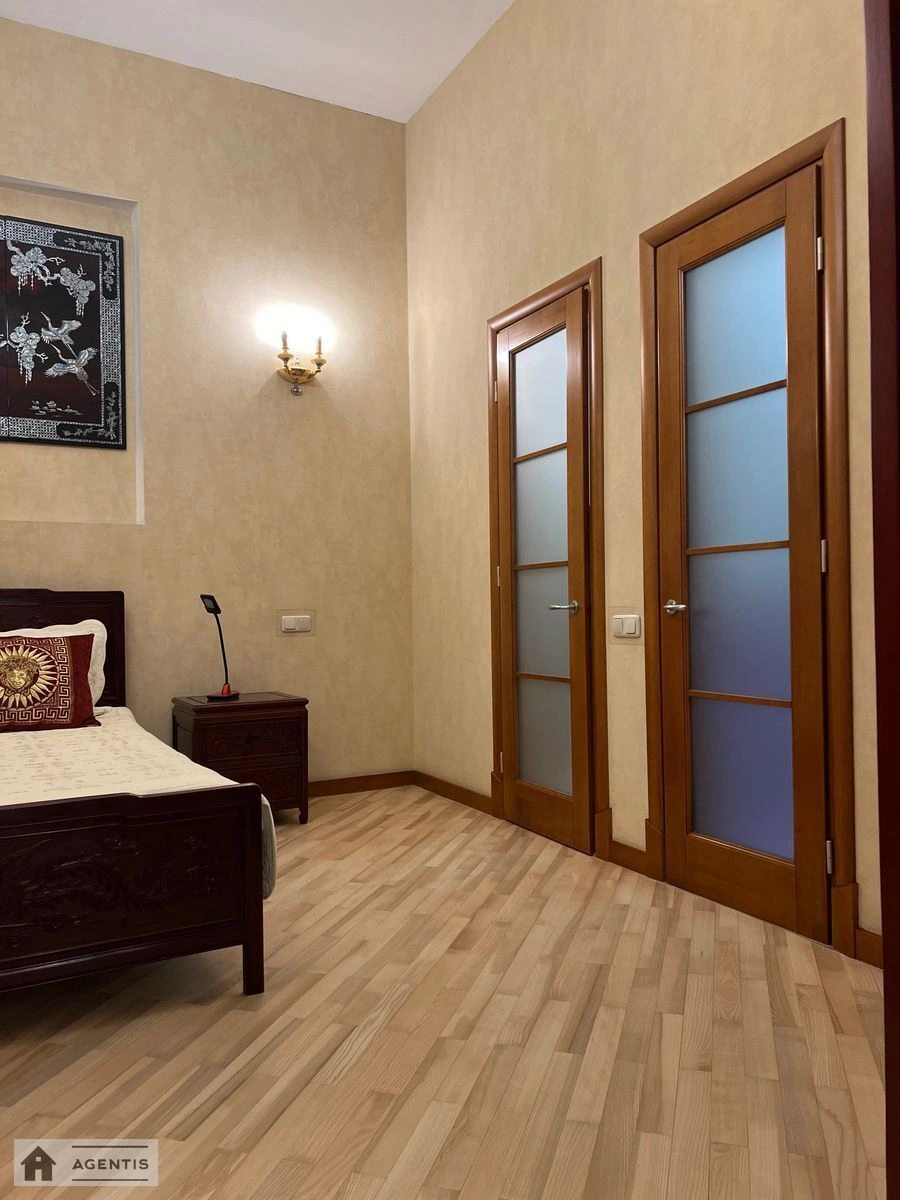 Сдам квартиру. 4 rooms, 196 m², 3rd floor/5 floors. 42, Богдана Хмельницького вул., Киев. 