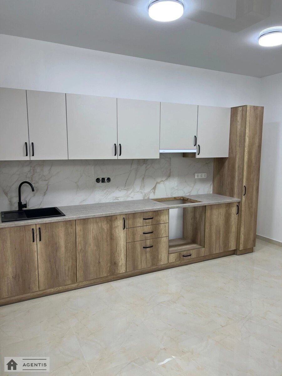 Здам квартиру 4 кімнати, 105 m², 4 пов./4 поверхи. 8, Миру 8, Київ. 