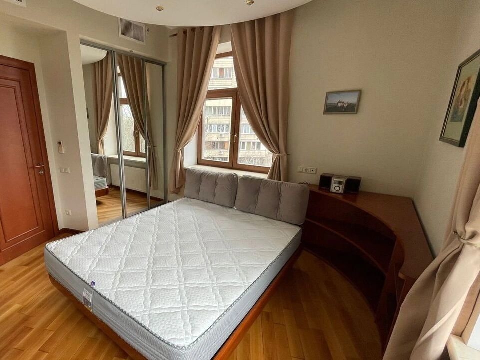 Apartment for rent. 3 rooms, 81 m², 4th floor/7 floors. 25, Pavla Skoropadskoho vul., Kyiv. 
