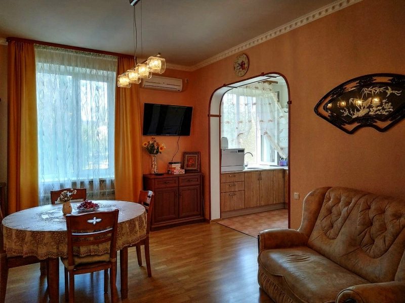 Apartments for sale. 3 rooms, 69 m², 2nd floor/2 floors. Pr-t Vostochnyy, Berdyansk. 