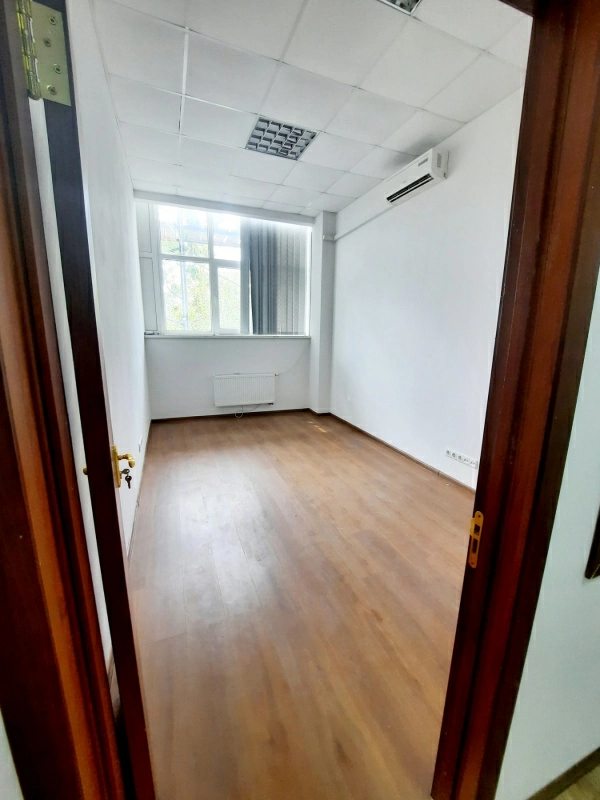 Office for rent. 1 room, 126 m², 3rd floor/5 floors. 86, Bozhenka 86, Kyiv. 