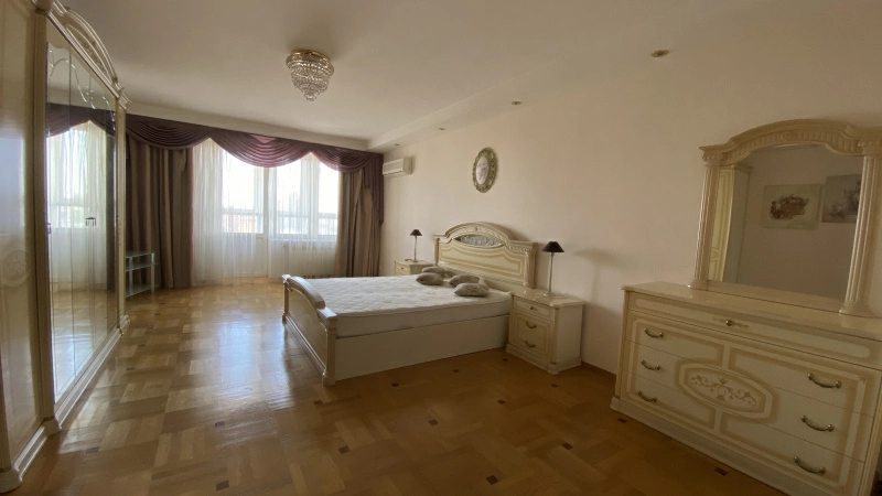 Продаж квартири. 4 rooms, 173 m², 18 floor/27 floors. 28, Мирного Панаса 28, Київ. 