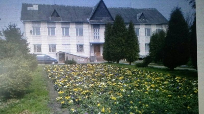 House for sale. 19 rooms, 1100 m², 3 floors. 2, Teatralna, Berezna. 