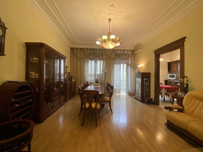 Здам квартиру. 4 кімнати, 165 m², 4 поверх/5 поверхів. Ярославів Вал, Київ. 