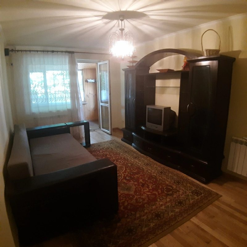 Apartment for rent. 3 rooms, 76 m², 1st floor/5 floors. 30, Buchmy, Kharkiv. 