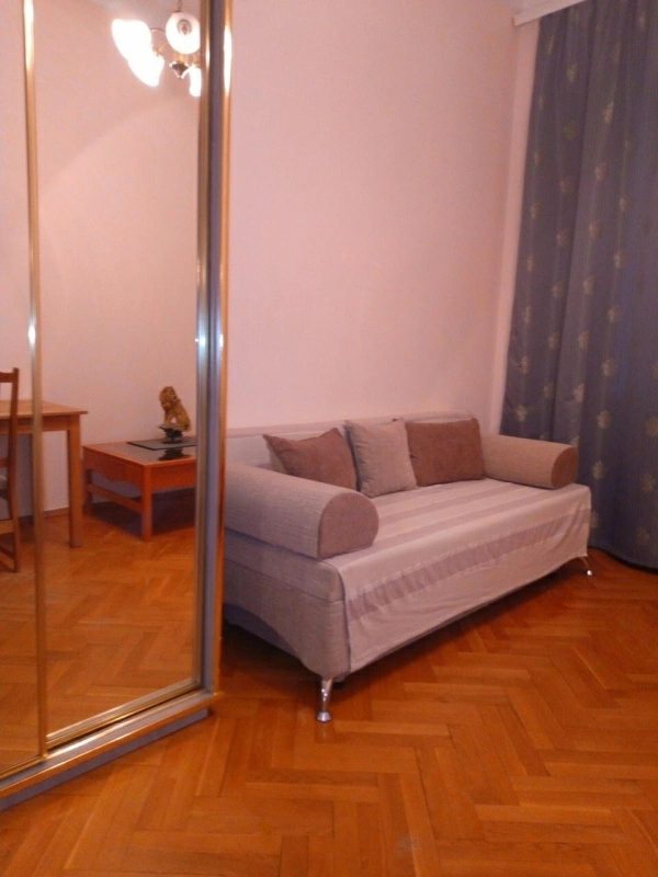Apartment for rent. 3 rooms, 80 m², 4th floor/6 floors. Malopidvalna, Kyiv. 