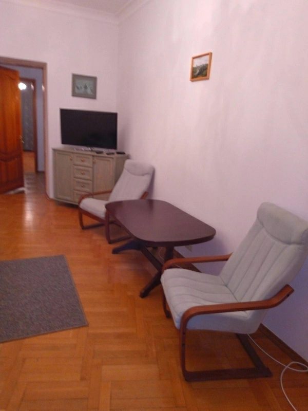 Apartment for rent. 3 rooms, 80 m², 4th floor/6 floors. Malopidvalna, Kyiv. 