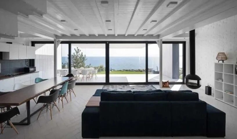 Сосновый берег - современный дом с прямым видом на море.