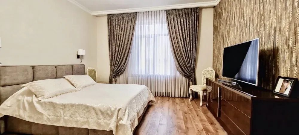 Продаж будинку 370 m², 2 поверхи. Недєліна вул., Одеса. 