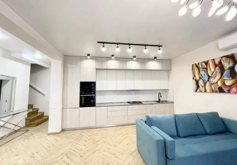 Продаж будинку 211 m², 3 поверхи. Полуничний пров., Одеса. 