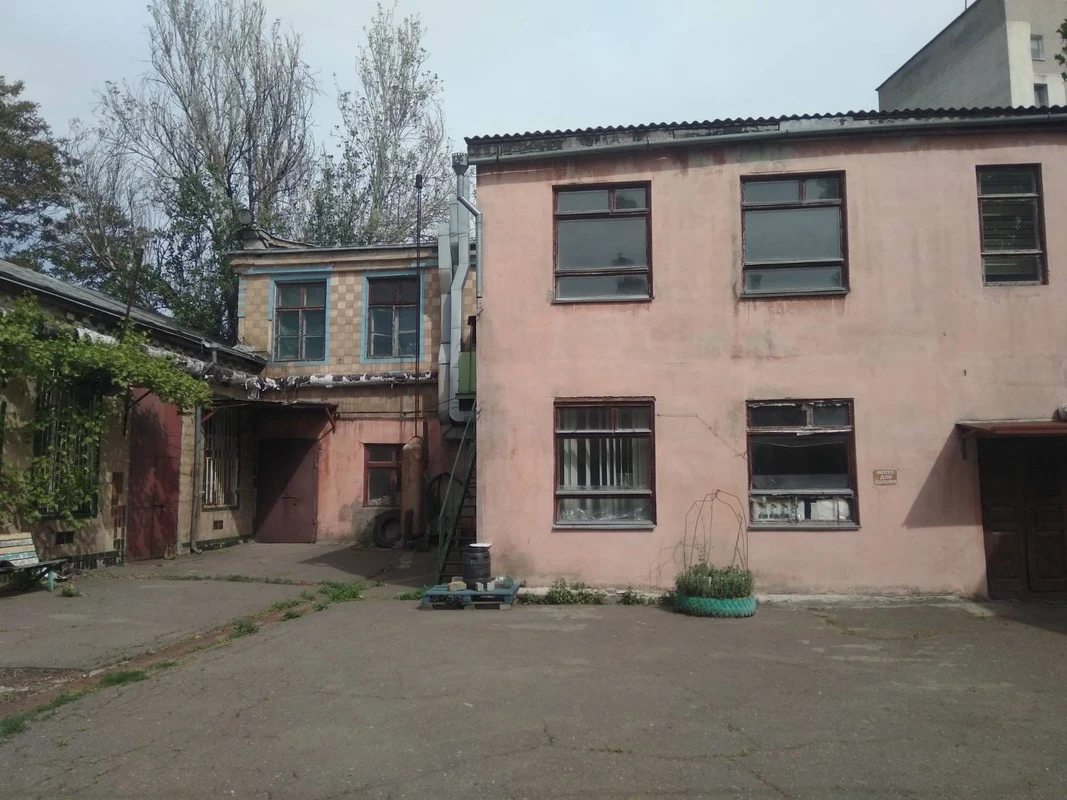 Commercial space for sale. 1570 m², 1st floor/2 floors. Basseynyy 2 per., Odesa. 