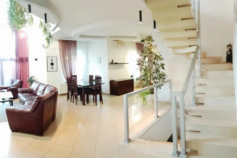 House for sale. 380 m², 3 floors. Nedelyna ul., Odesa. 