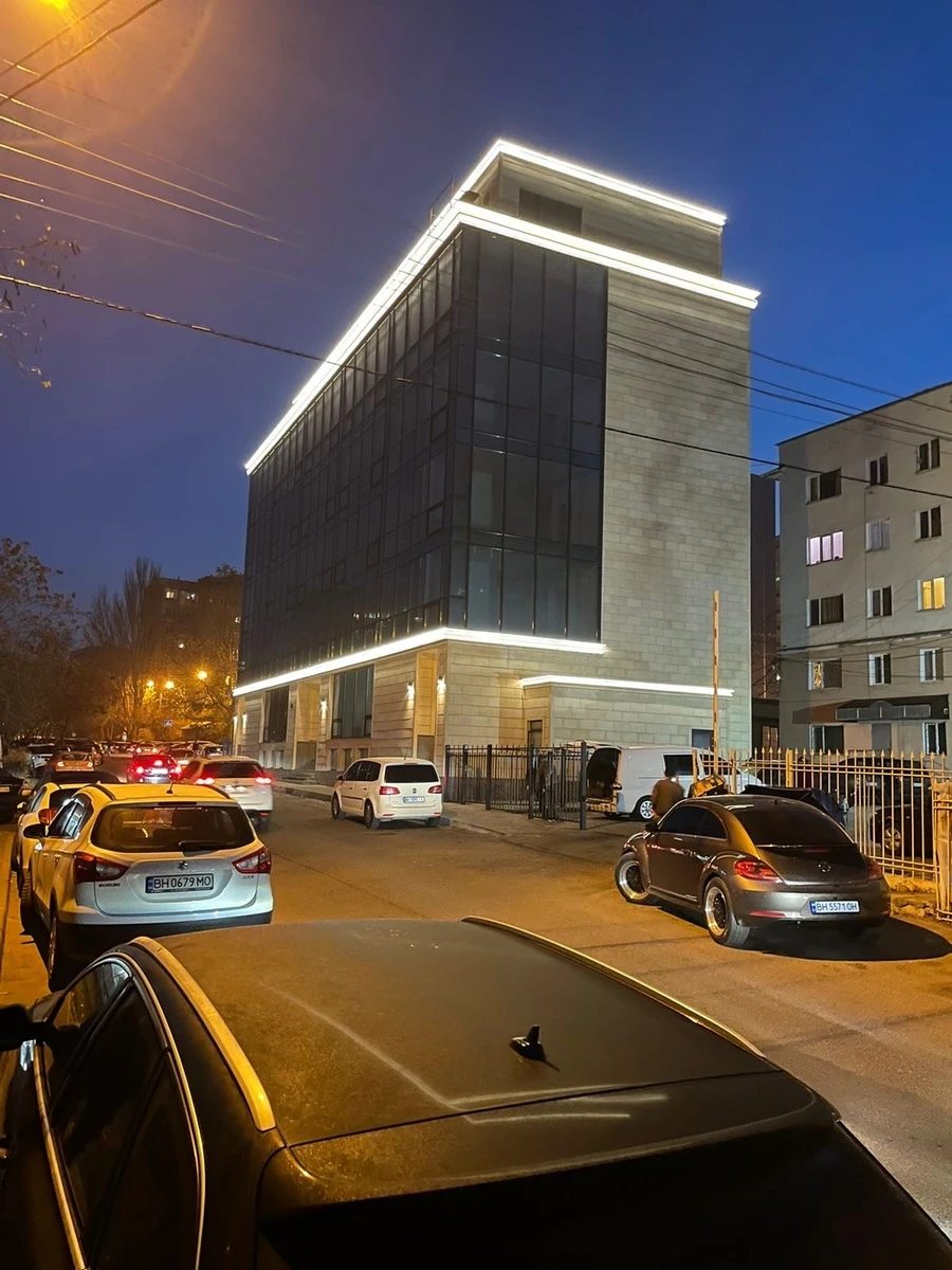 Commercial space for sale. 2000 m², 1st floor/6 floors. 3, Svetlyy per., Odesa. 