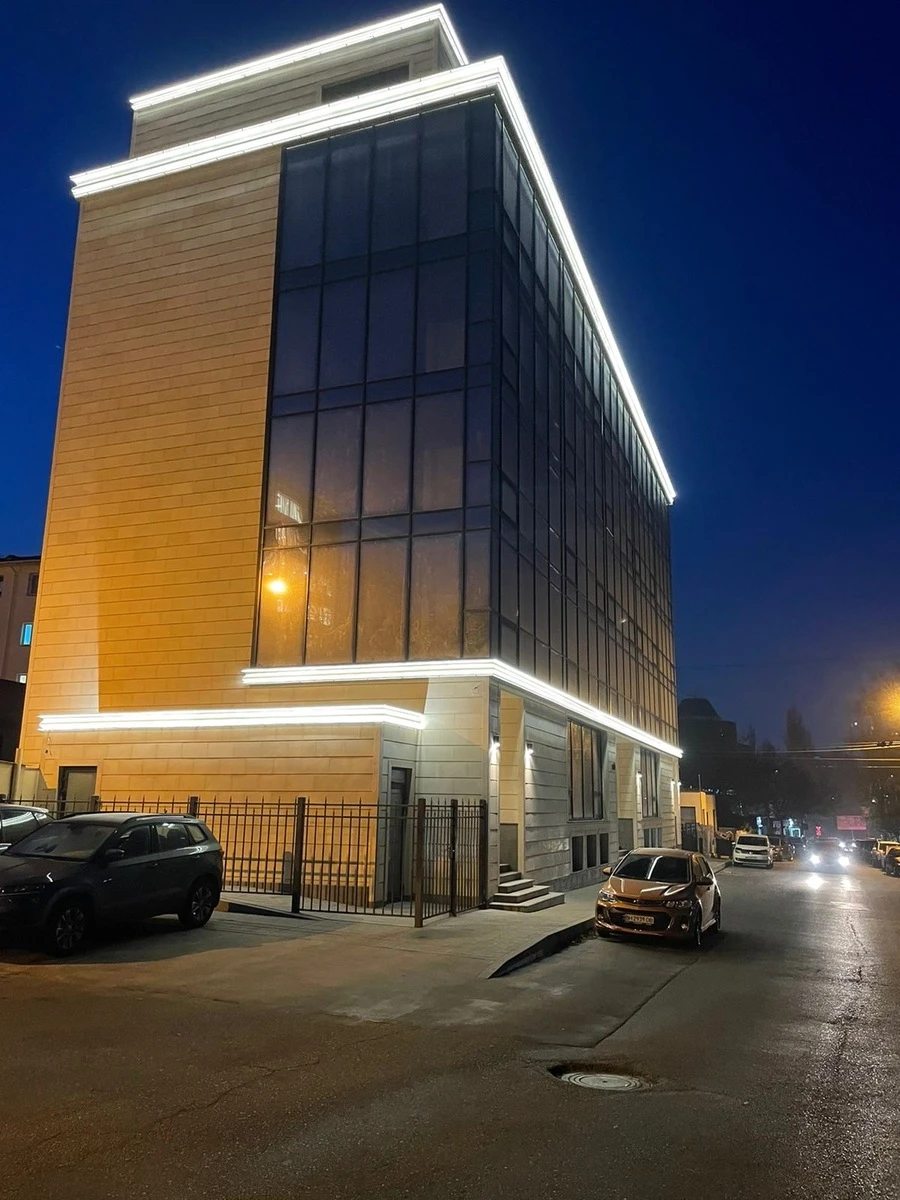 Commercial space for sale. 2000 m², 1st floor/6 floors. 3, Svetlyy per., Odesa. 