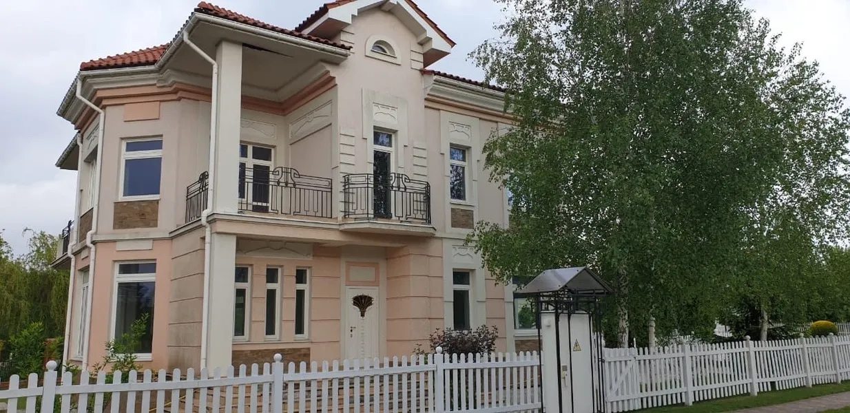 House for sale 650 m², 2 floors. Zatyshna vul., Chernomorskoe. 