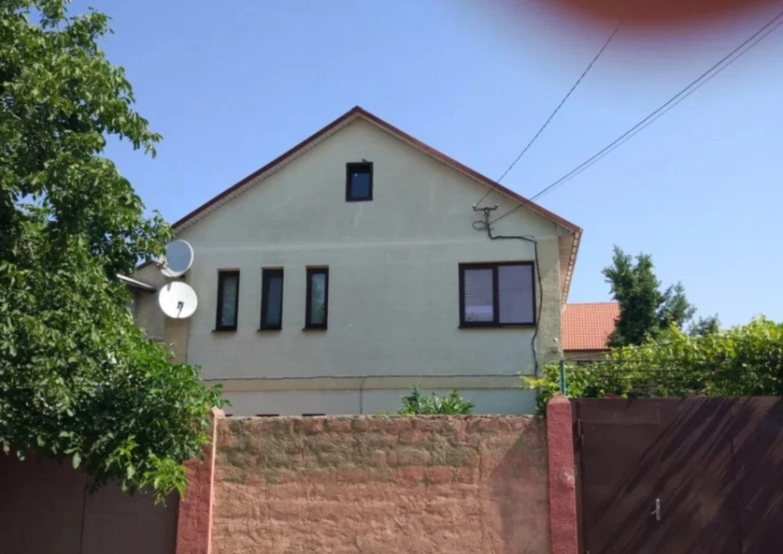 В продаже двухэтажный дом в Малиновском районе.