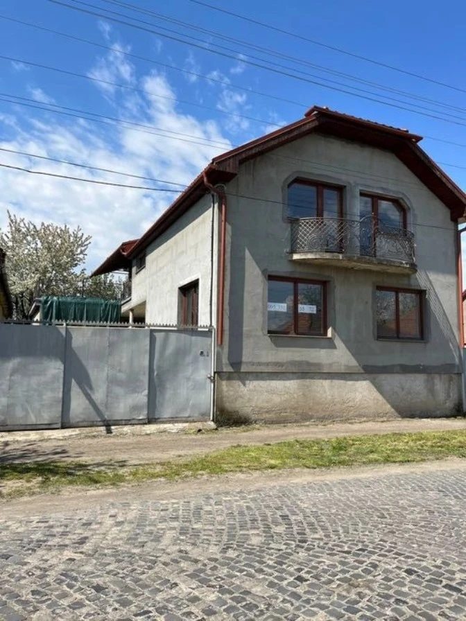 House for sale. 6 rooms, 232 m². Berehove. 