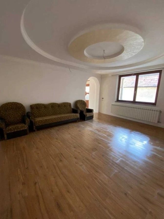 House for sale. 6 rooms, 232 m². Berehove. 