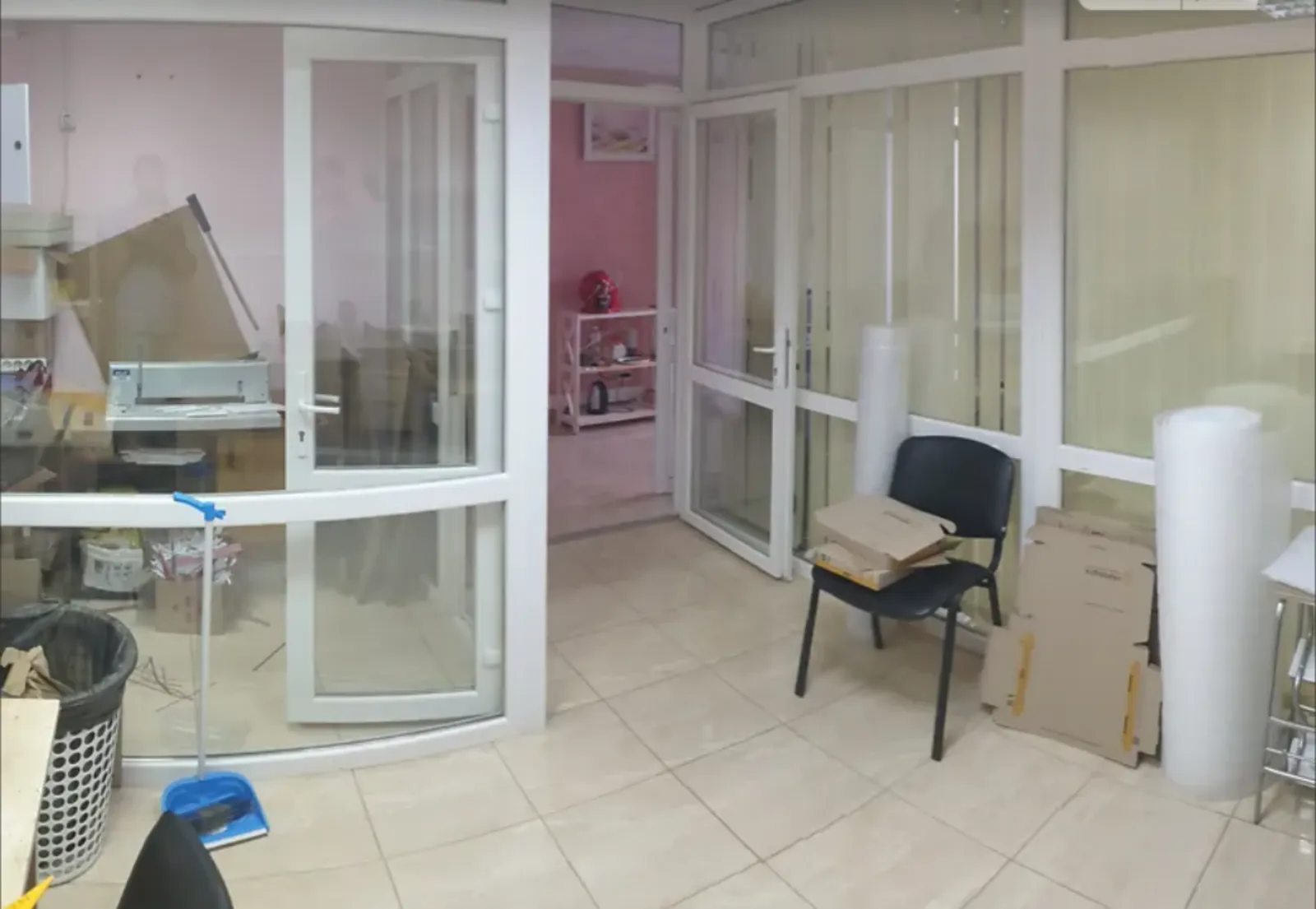 Продаж офісного приміщення 35 кв.м. на 1 поверсі на вул. Бережанська