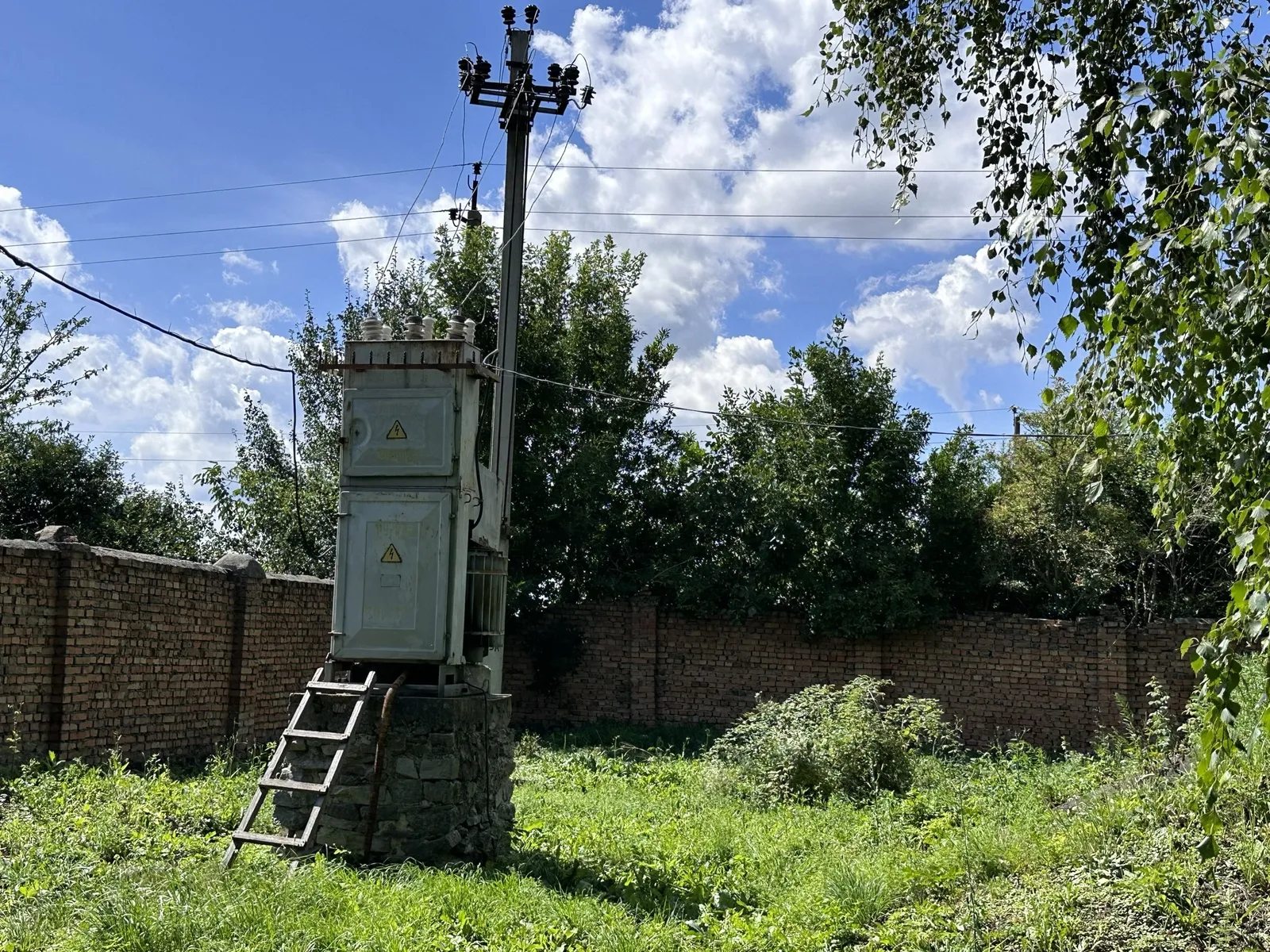 Продаються виробничо-складські приміщення з ділянкою 2,12 га