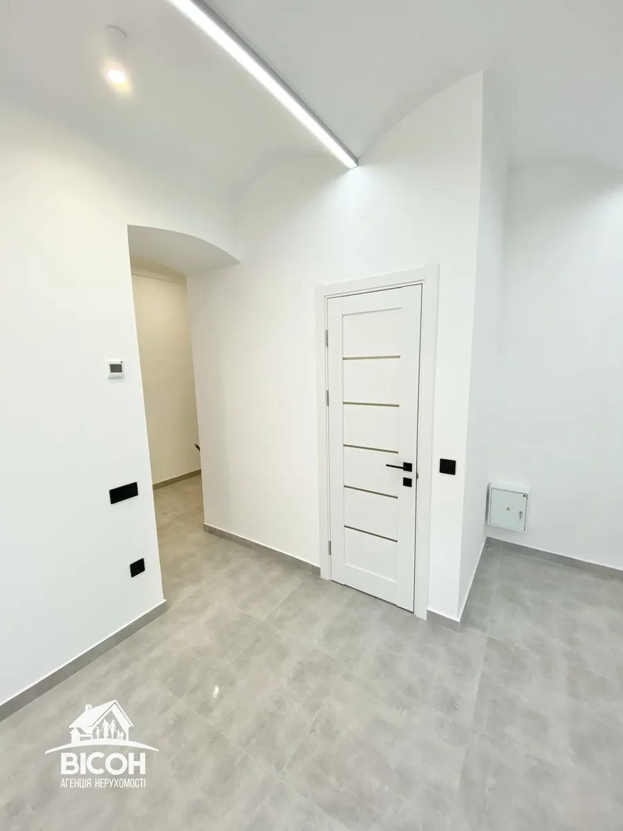 Commercial space for sale. 37 m², 1st floor/2 floors. 39, Ruska , Ternopil. 