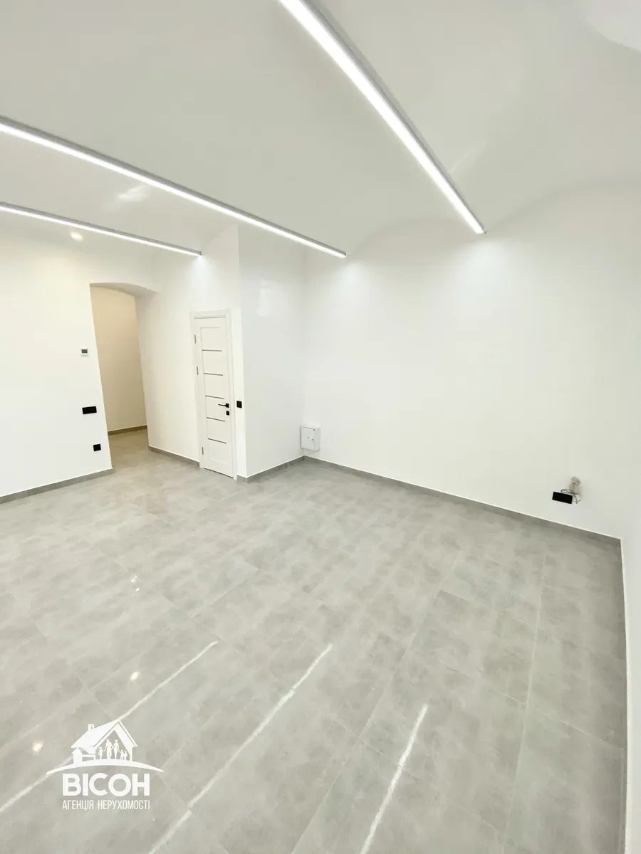 Commercial space for sale. 37 m², 1st floor/2 floors. 39, Ruska , Ternopil. 