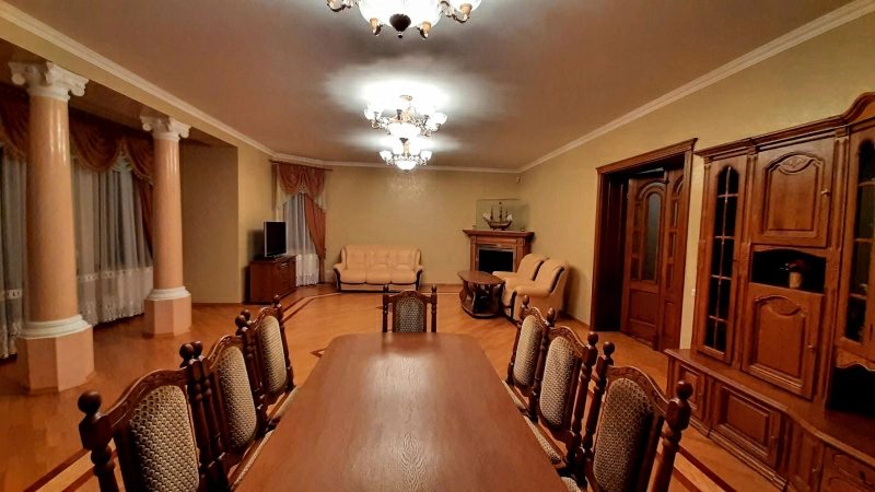 Продаж будинку. 5 rooms, 295 m², 3 floors. Владимирская, Житомир. 