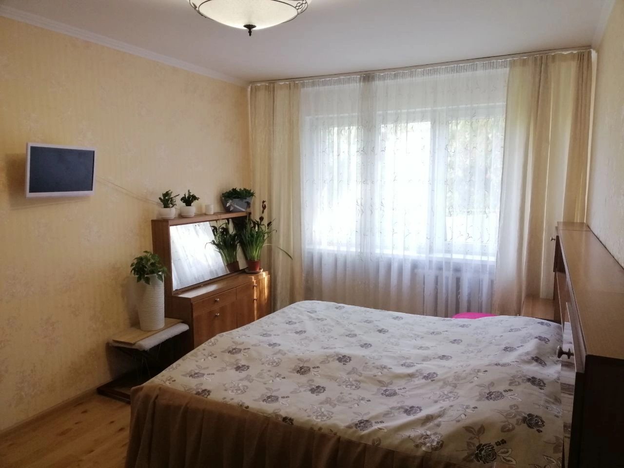 Apartments for sale. 3 rooms, 64 m², 2nd floor. Zhytomyr. 