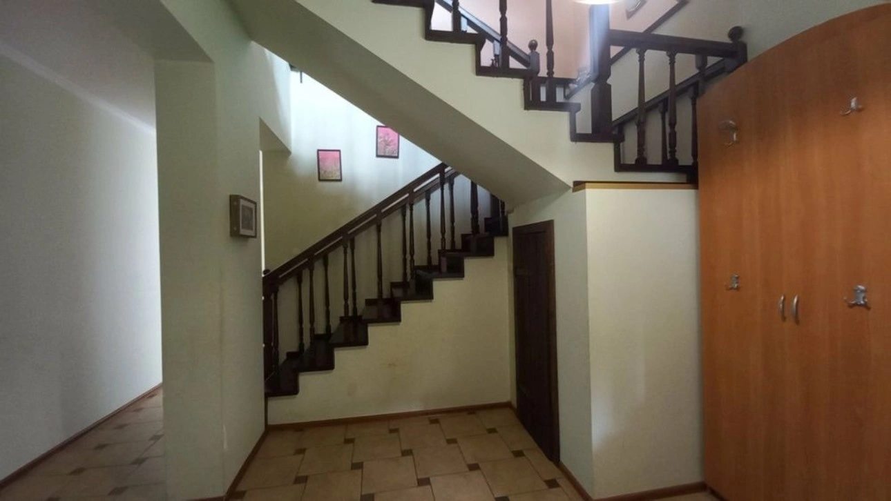 House for sale. 7 rooms, 310 m², 2 floors. Mynay. 