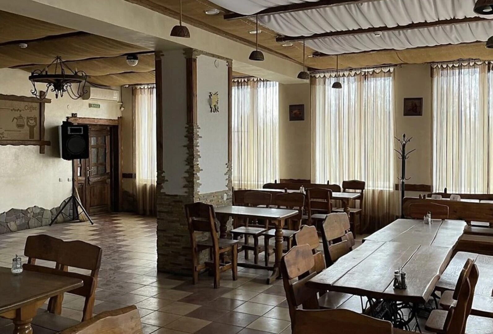 Продаж бару, кафе, ресторану на вул. Сахарова Андрія Академіка, площа 650 кв.м