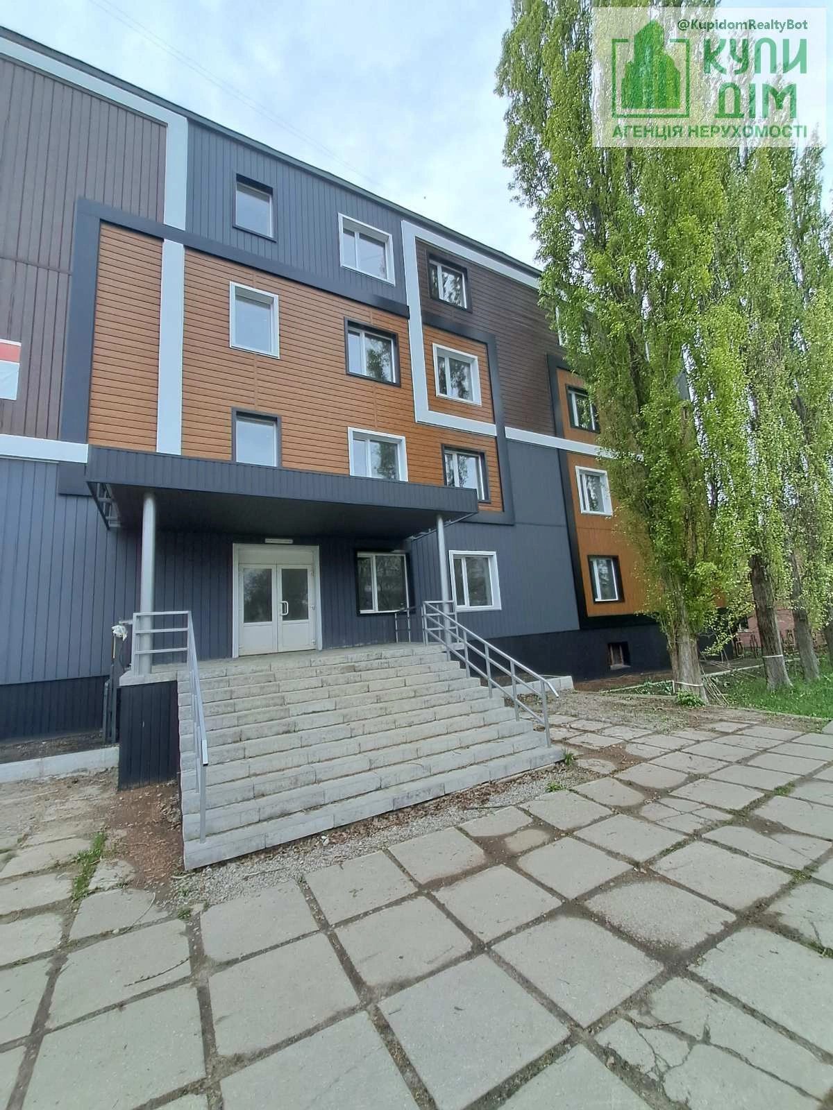 Apartments for sale 3 rooms, 28 m², 2nd fl./4 floors. Vulytsya Heroyiv Mariupolya -Rodymtseva , Kropyvnytskyy. 