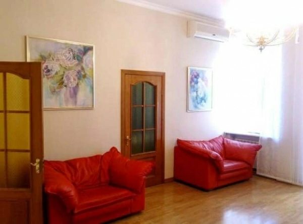 Apartments for sale. 3 rooms, 100 m², 2nd floor/3 floors. Barrykadnaya, Dnipro. 
