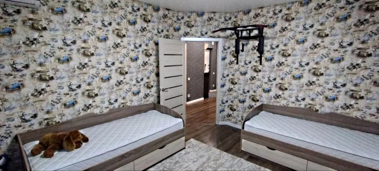 Продаж квартири. 2 rooms, 68 m², 13 floor/16 floors. 23, Массив Радужный 2 , Одеса. 