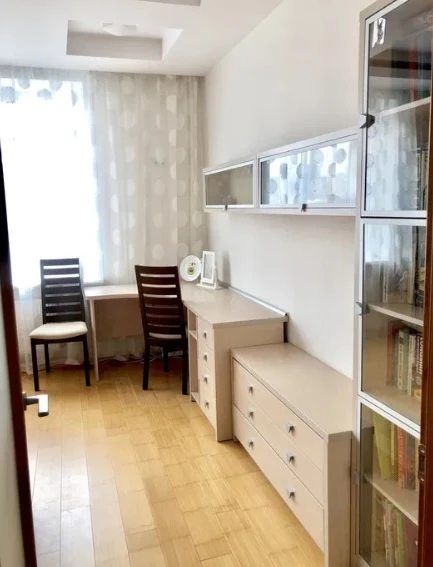 Apartment for rent. 4 rooms, 115 m², 4th floor/5 floors. 96, Novoselskoho ul., Odesa. 