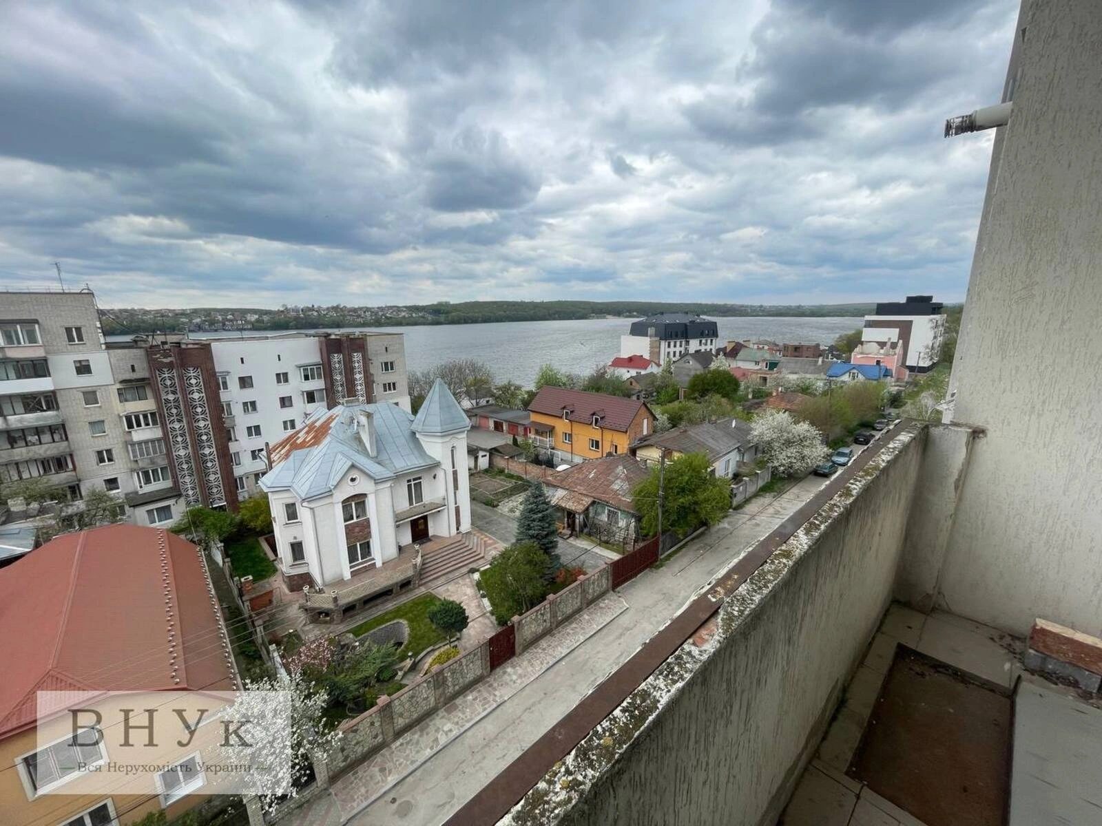 Apartments for sale 5 rooms, 135 m², 5th fl./6 floors. Vilkhova vul., Ternopil. 