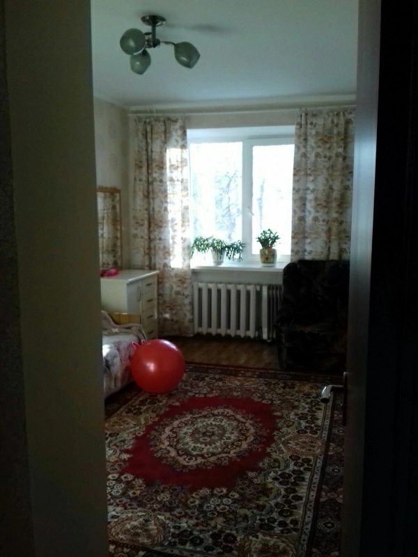 Apartments for sale. 4 rooms, 80 m², 3rd floor/10 floors. Radystov, Dnipro. 
