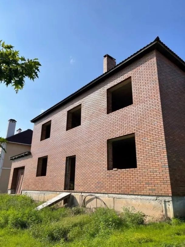 House for sale. 8 rooms, 500 m², 3 floors. Mykhaylivka-Rubezhivka. 