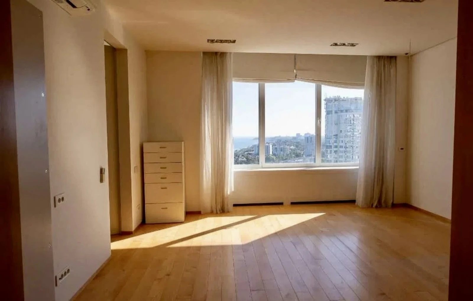 Продаж квартири. 5 rooms, 730 m², 18 floor/18 floors. 1, Литературна вул., Одеса. 