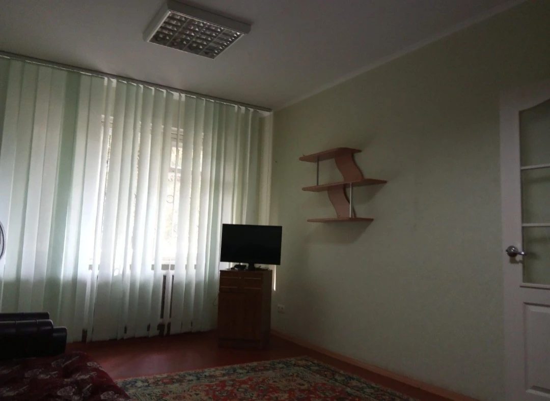 Apartment for rent. 1 room, 35 m², 1st floor/9 floors. 22, M-n Sonyachnyy, Kryvyy Rih. 