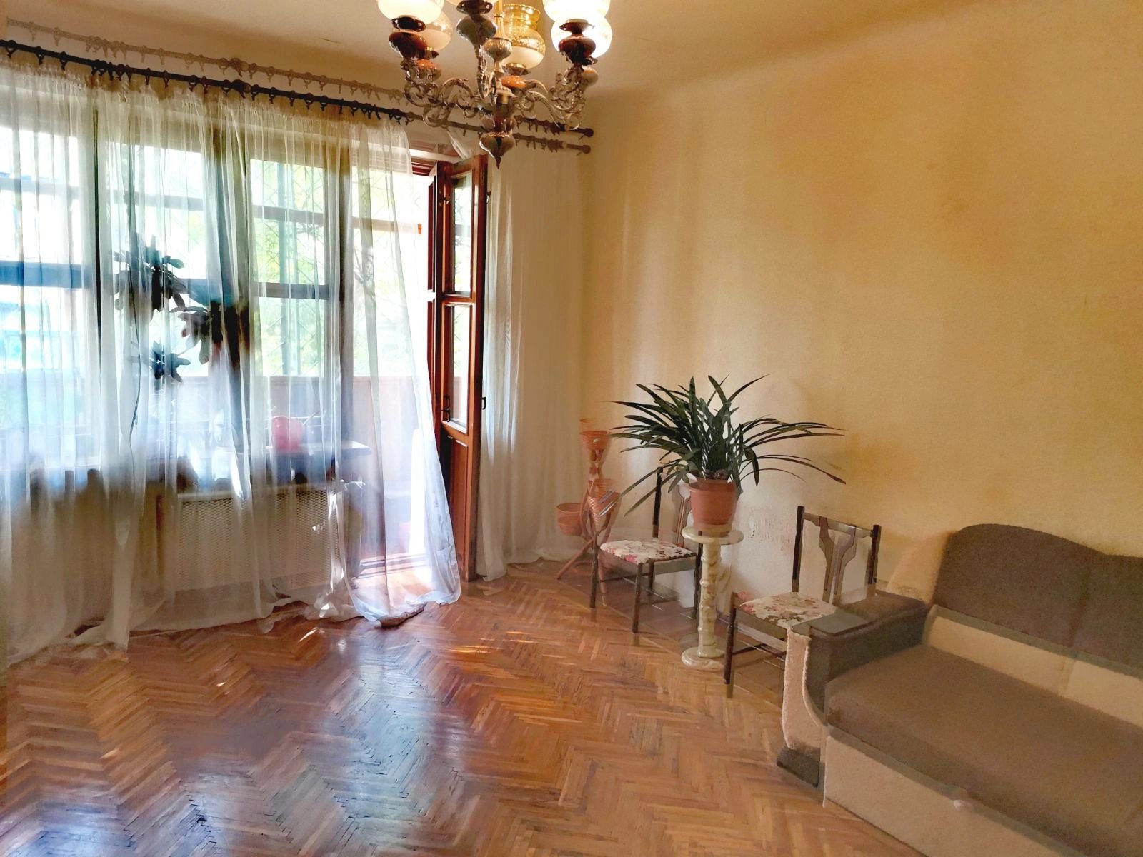 Apartments for sale. 3 rooms, 70 m², 1st floor/5 floors. Vladymyra Antonovycha, Dnipro. 