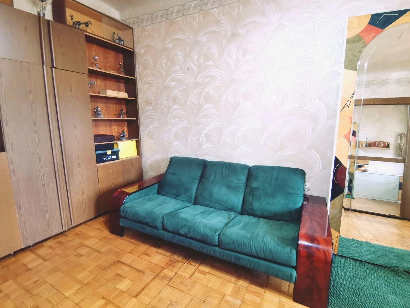 Apartments for sale. 3 rooms, 70 m², 1st floor/5 floors. Vladymyra Antonovycha, Dnipro. 